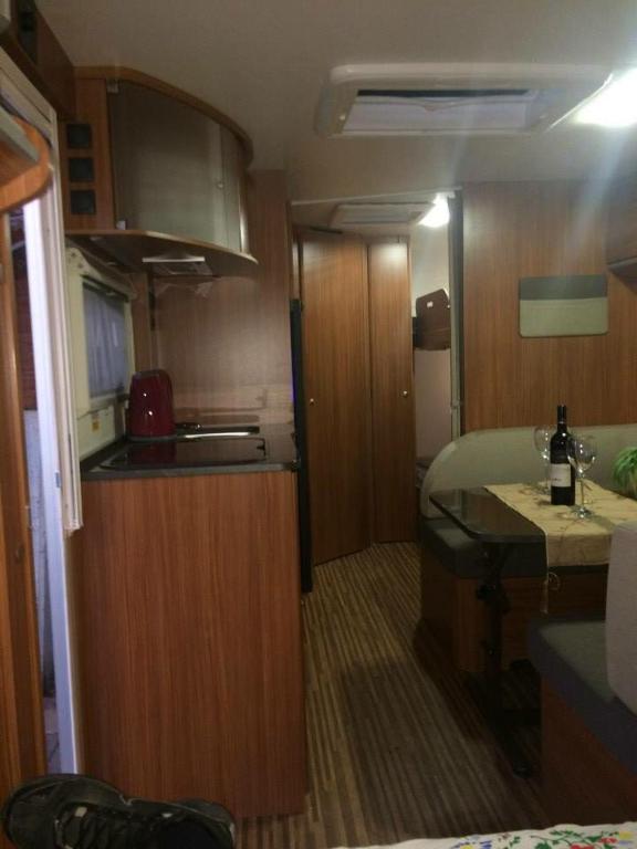 Küche&#47;Küchenzeile in der Unterkunft Caravan In the Desert
