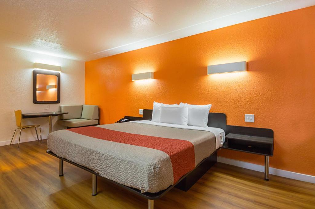 Habitación de hotel con cama y escritorio en Motel 6-Garland, TX - Northeast Dallas, en Garland