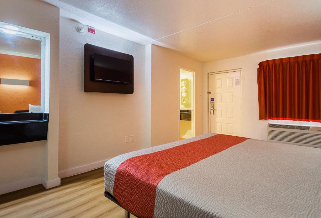 Motel 6-Garland, TX - Northeast Dallas - Habitación Con Cama Extragrande - No Fumadores