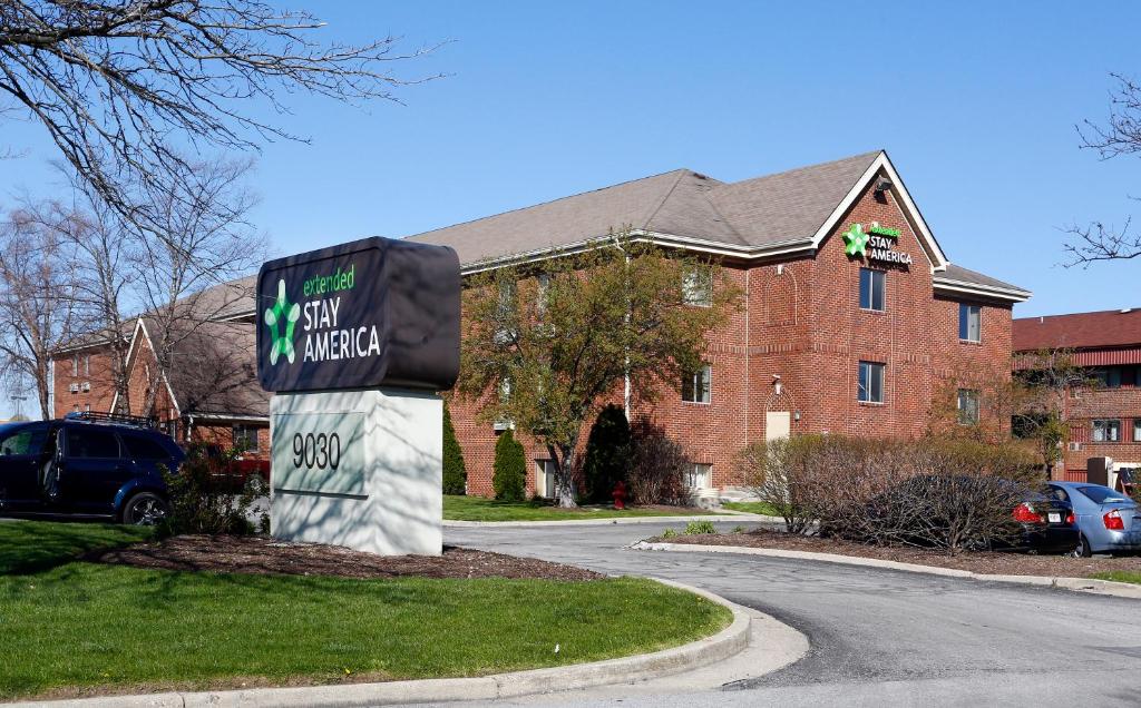 a house with a street sign in front of it at Extended Stay America Suites - Indianapolis - Northwest - College Park in Indianapolis