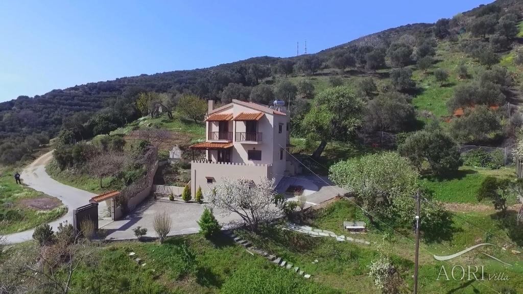 widok z góry na dom na wzgórzu w obiekcie Aori Hillside Villa w mieście Kántanos