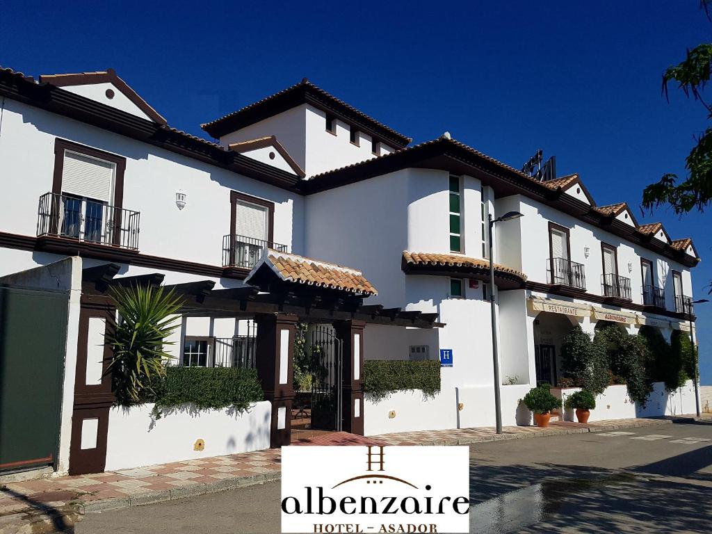 un gran edificio blanco con muchas ventanas en Albenzaire Hotel Asador, en Fuensanta