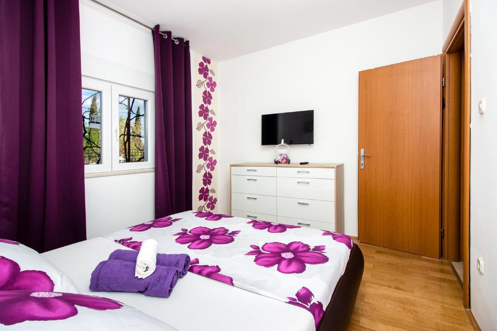 Posteľ alebo postele v izbe v ubytovaní Villa with a heated Pool near Split with Magnificent View