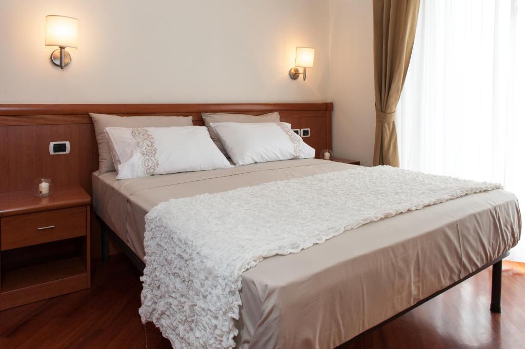 ローマにあるResidenza il Parco 3のベッドルーム1室(白い毛布と枕のベッド1台付)