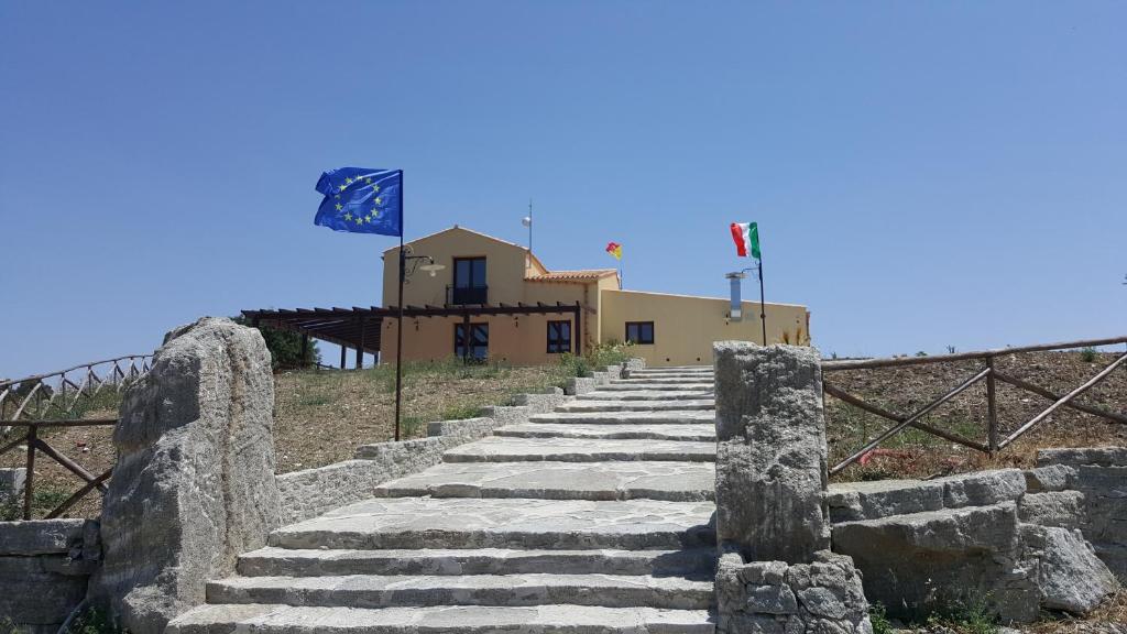 eine Reihe von Steinstufen, die zu einem Gebäude führen in der Unterkunft Agriturismo Gessi in Calatafimi