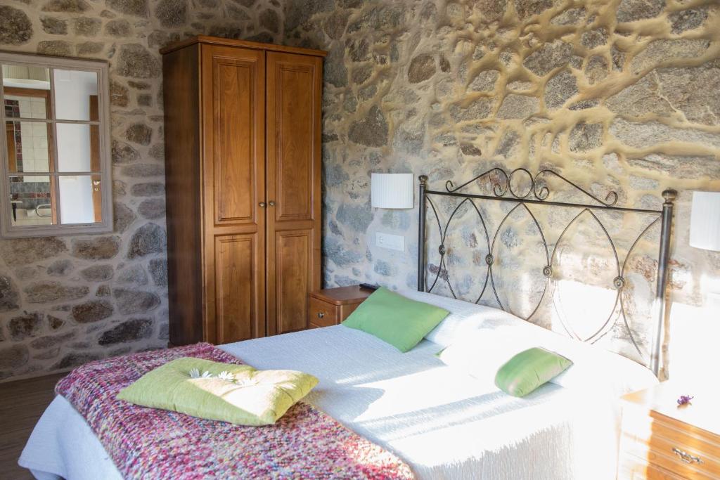Łóżko lub łóżka w pokoju w obiekcie Casa das Fiadeiras de Nemiña con Jacuzzi