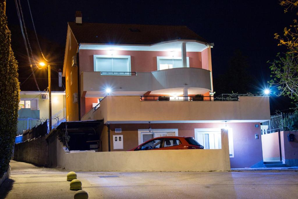 Budova, v ktorej sa apartmán nachádza