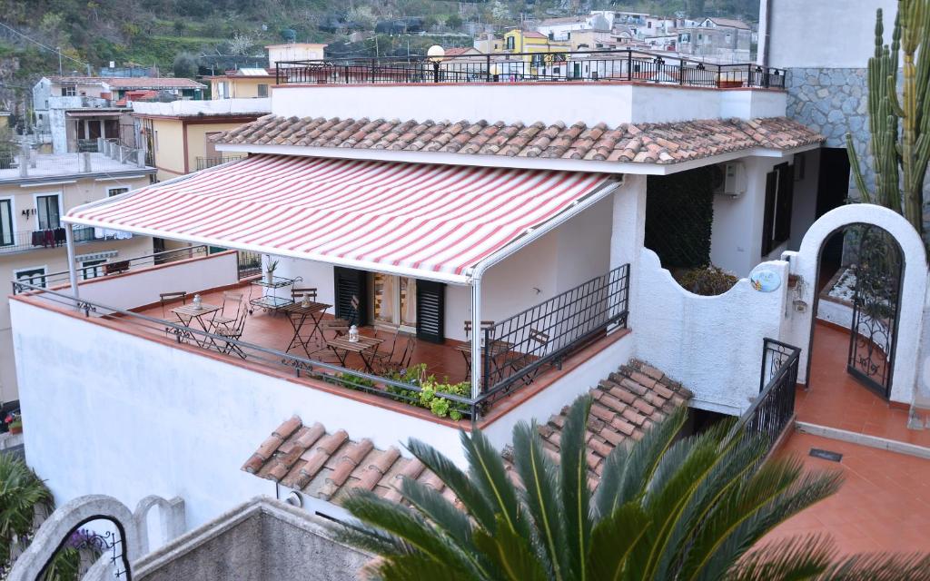 uma casa branca com um telhado vermelho em B&B Cetara Amalfi Coast em Cetara