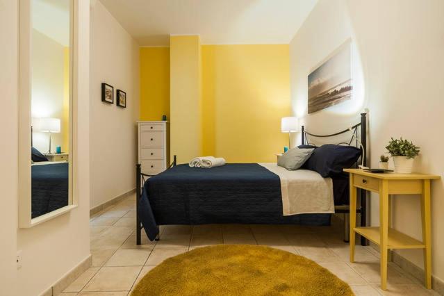 ガエータにあるLe Mura Del Borgoのベッドルーム1室(ベッド1台、テーブル、ナイトスタンド付)
