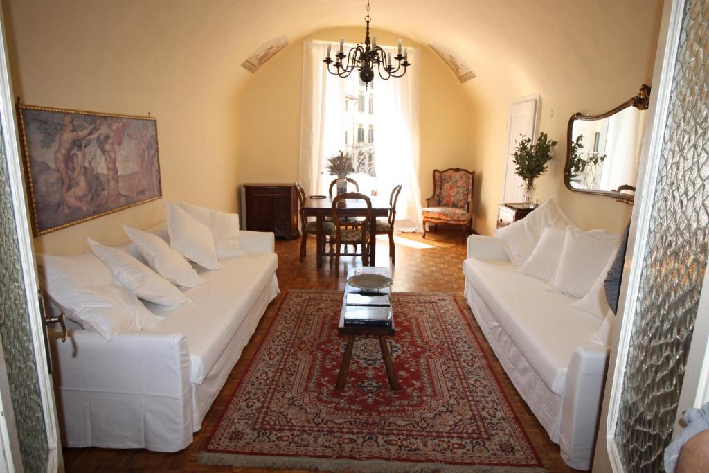 フィレンツェにあるFiamma Apartmentのリビングルーム(白いソファ、テーブル付)