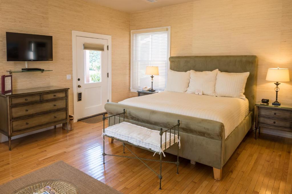Harbor House Inn - Deluxe King Studio With Kitchen - 116A