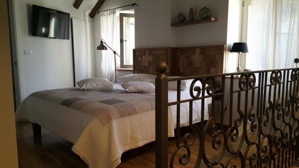 una camera da letto con un letto coperto di Apartment Koralj a Spalato (Split)