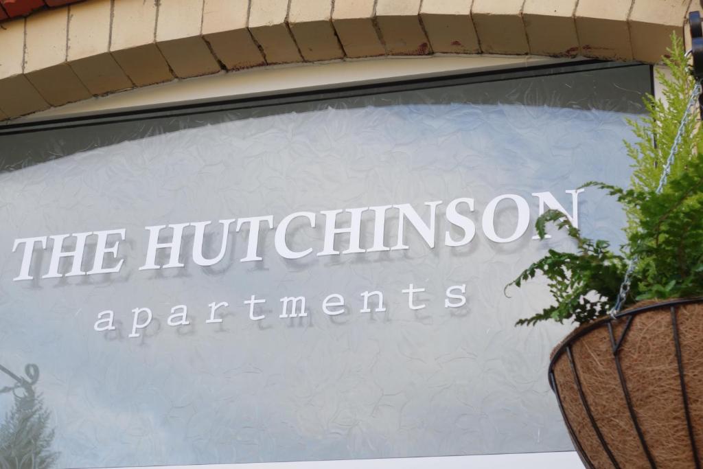 un cartello in una finestra che legge gli appartamenti di Horenstein di The Hutchinson Apartments a Douglas