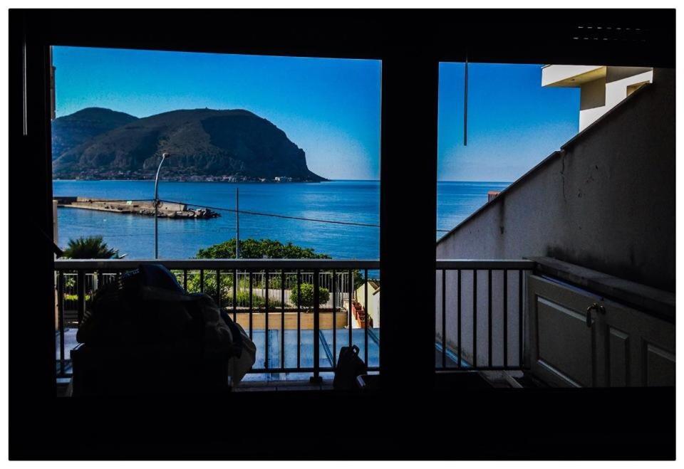 パレルモにあるCasa Mare Giovannaの海の景色を望むバルコニーが備わる客室です。
