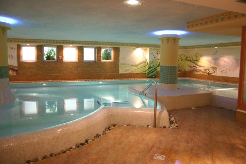 Bazén v ubytování Residence Kristall- Fiemme Holidays nebo v jeho okolí