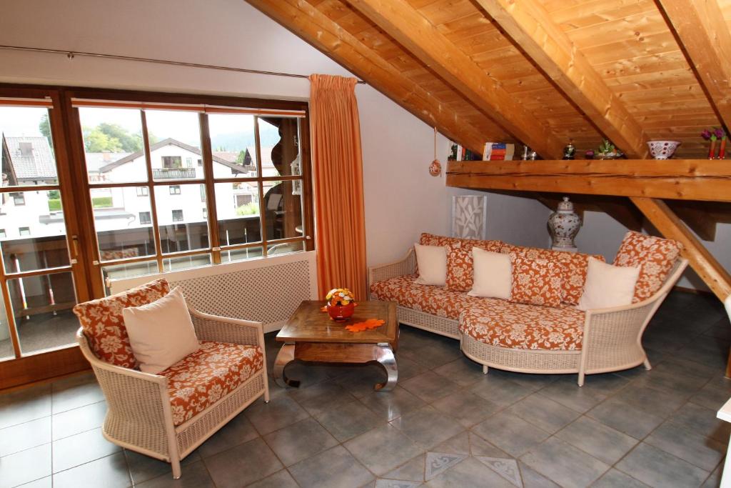 ein Wohnzimmer mit 2 Stühlen und einem Tisch in der Unterkunft Apartment Leonie in Garmisch-Partenkirchen