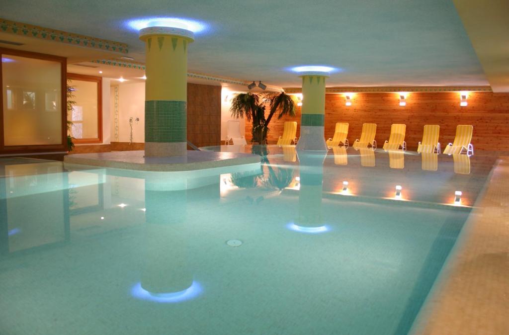 Bazén v ubytování Residence Kristall- Fiemme Holidays nebo v jeho okolí