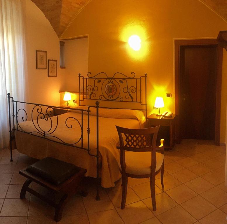 A bed or beds in a room at Hotel Palazzo Brunamonti