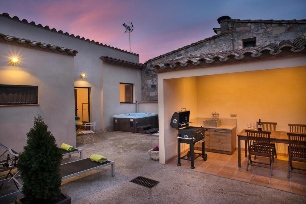 sala de estar con mesa y piano en Ca la Maria de Siurana, en Siurana