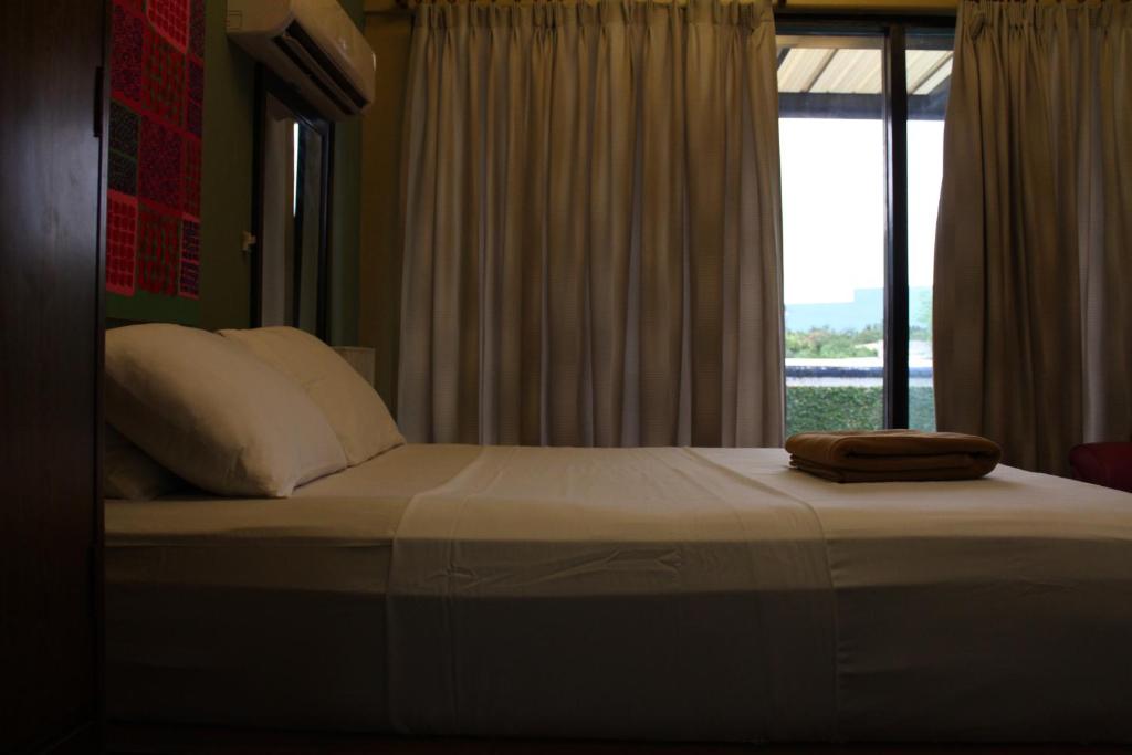 Säng eller sängar i ett rum på Purple Tree Bed & Breakfast