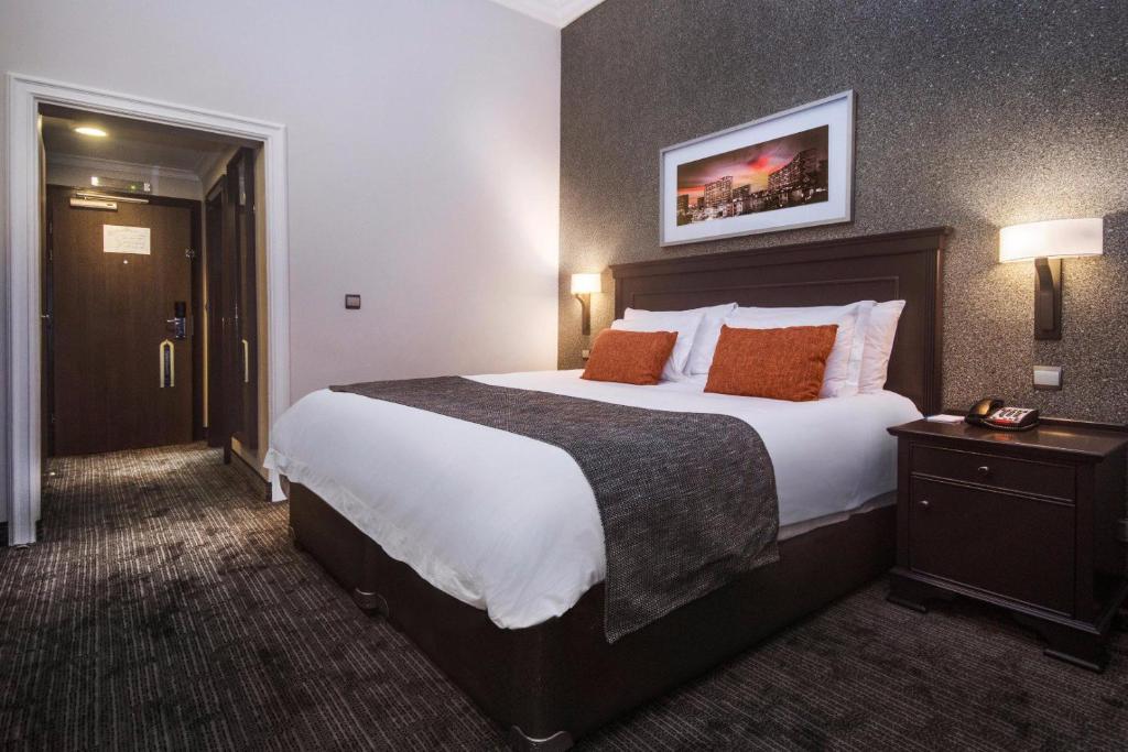 Uma cama ou camas num quarto em BON Hotel Abuja