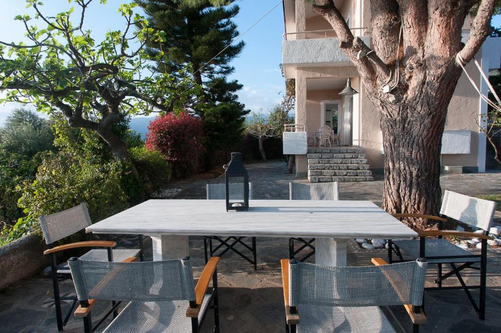 Balkón alebo terasa v ubytovaní Messinian Blue Seaside Villa