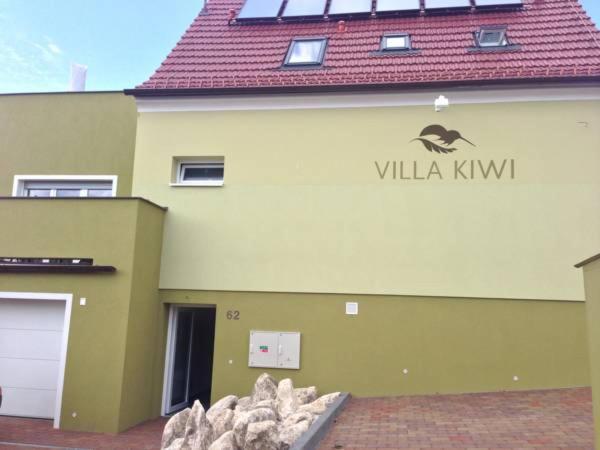 ein Gebäude mit einem Schild, das die Villa Kiwi liest in der Unterkunft Villa Kiwi in Mikulov