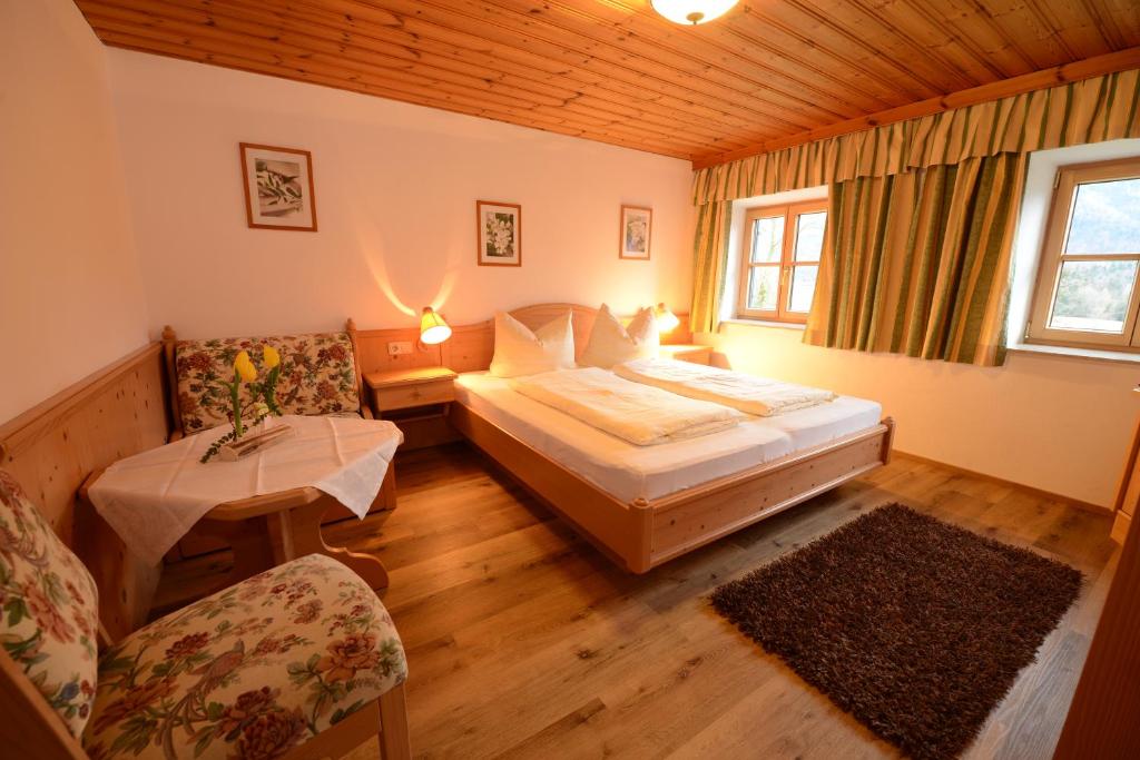Postel nebo postele na pokoji v ubytování Weinbachbauer - Urlaub am Bauernhof