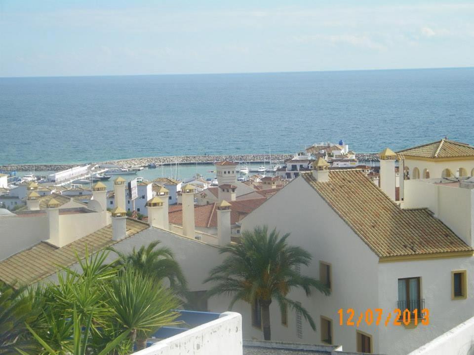 マニルバにあるDuquesa suite and golf with a spectacular sea viewの建物の屋根から海の景色を望む