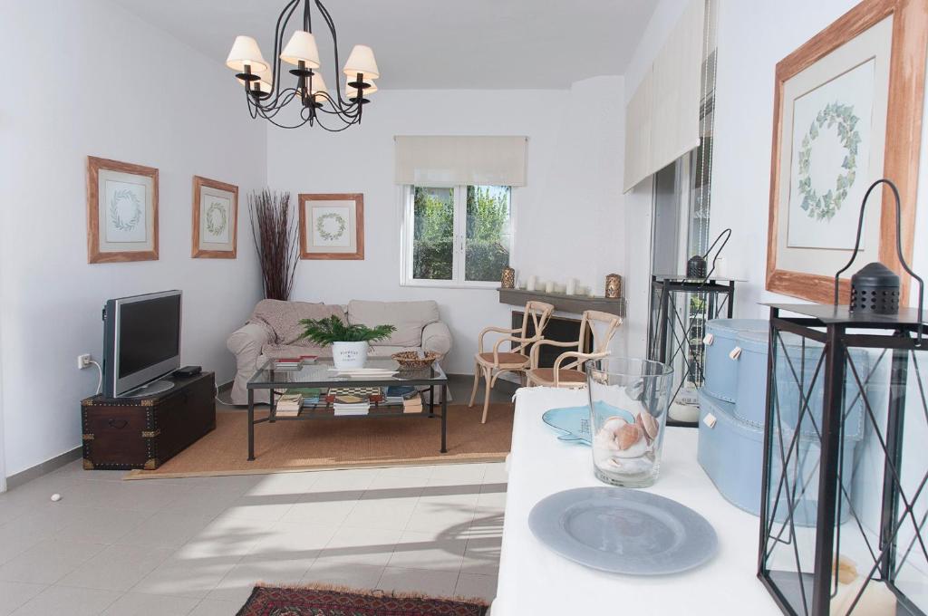 Televízia a/alebo spoločenská miestnosť v ubytovaní Messinian Blue Seaside Villa