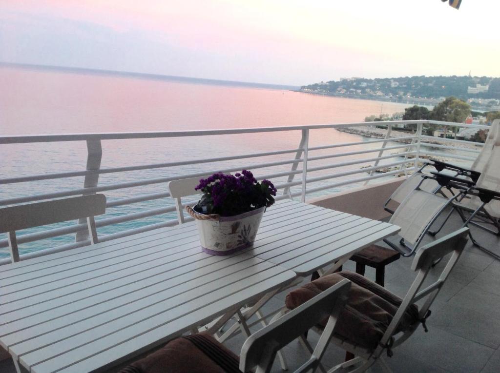 une plante en pot assise sur une table sur un navire de croisière dans l'établissement Studio La Florentina, à Menton