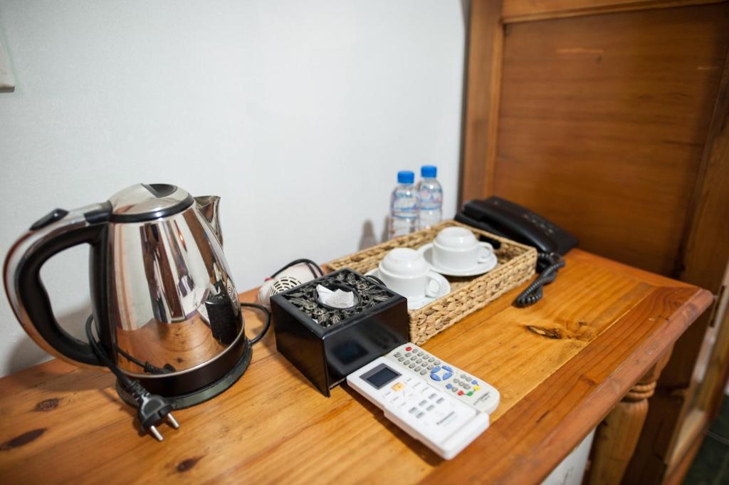 Příslušenství pro přípravu čaje a kávy v ubytování RS II Guesthouse