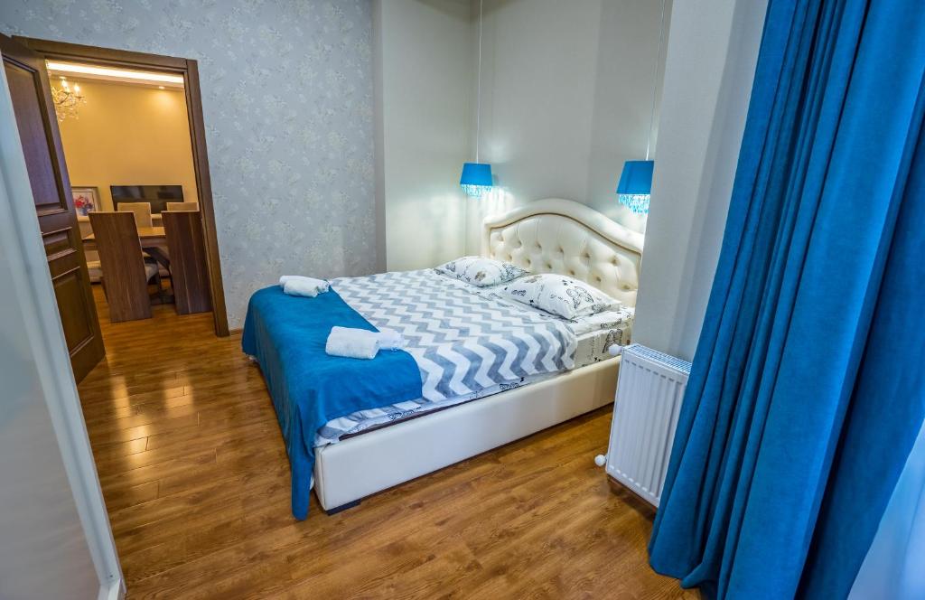 เตียงในห้องที่ Apartment Sweet Home at Freedom Square 2
