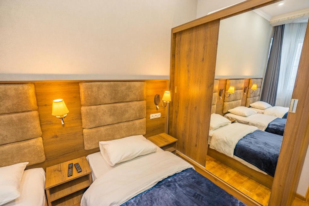 เตียงในห้องที่ Apartment Sweet Home at Freedom Square 2