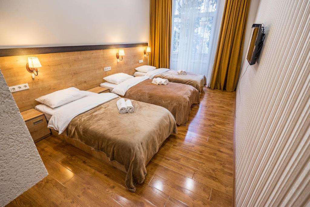 เตียงในห้องที่ Apartment Sweet Home at Freedom Square 2