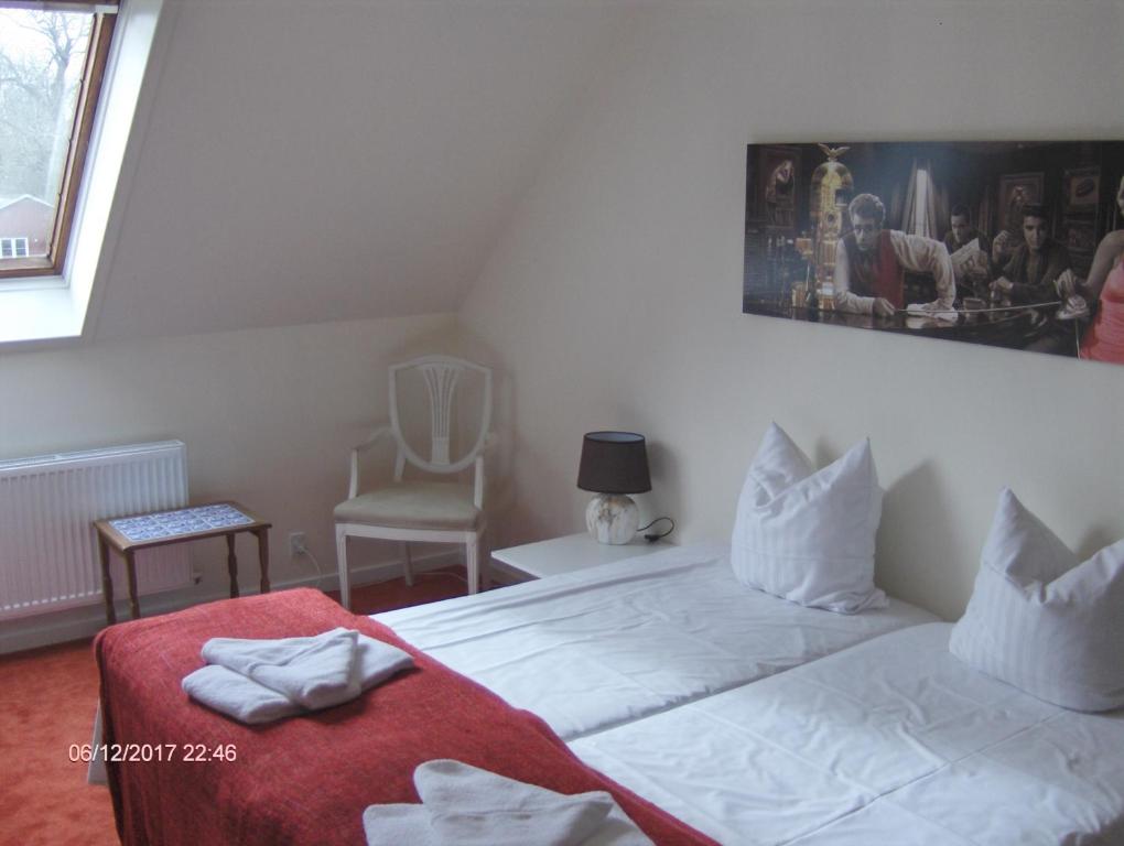 Postel nebo postele na pokoji v ubytování Hotel Frøslev Kro