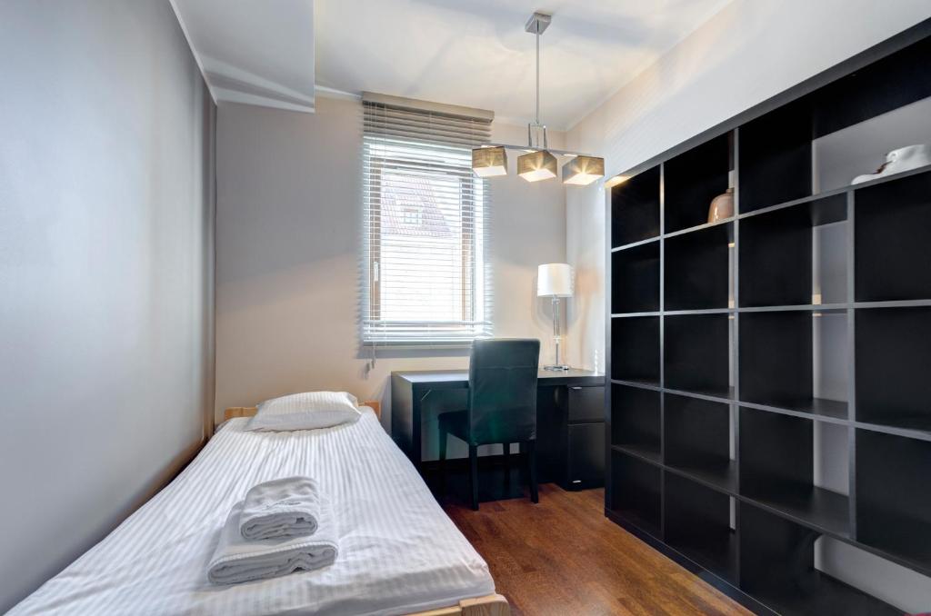 Posteľ alebo postele v izbe v ubytovaní Apartments Old Town Szafarnia & by Noclegi Renters