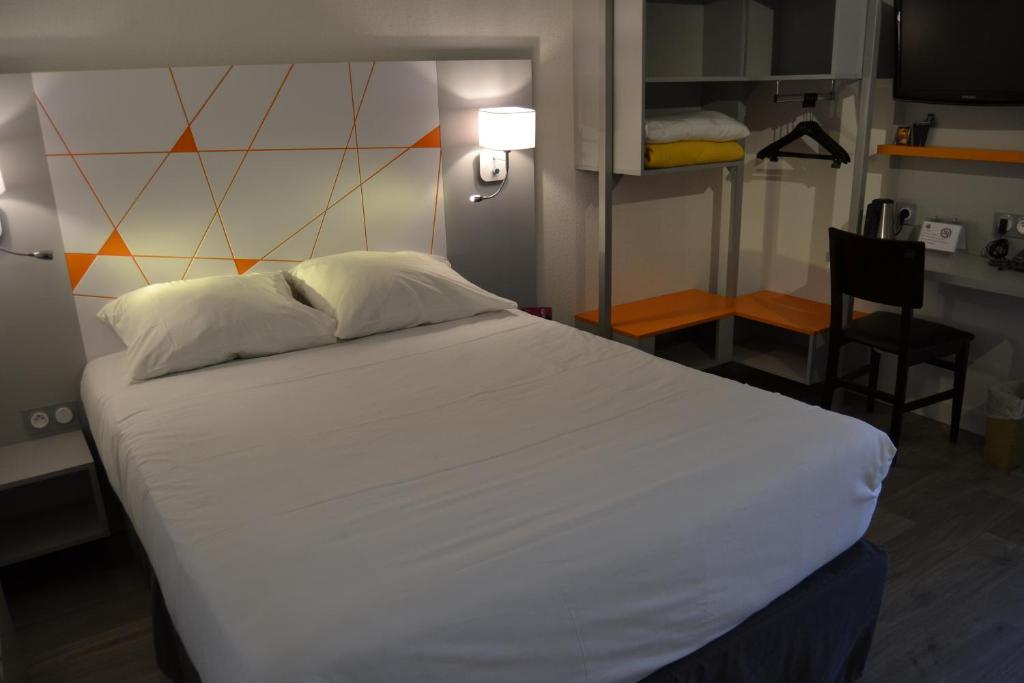 Postel nebo postele na pokoji v ubytování Hotel du Parc Euromédecine by AKENA