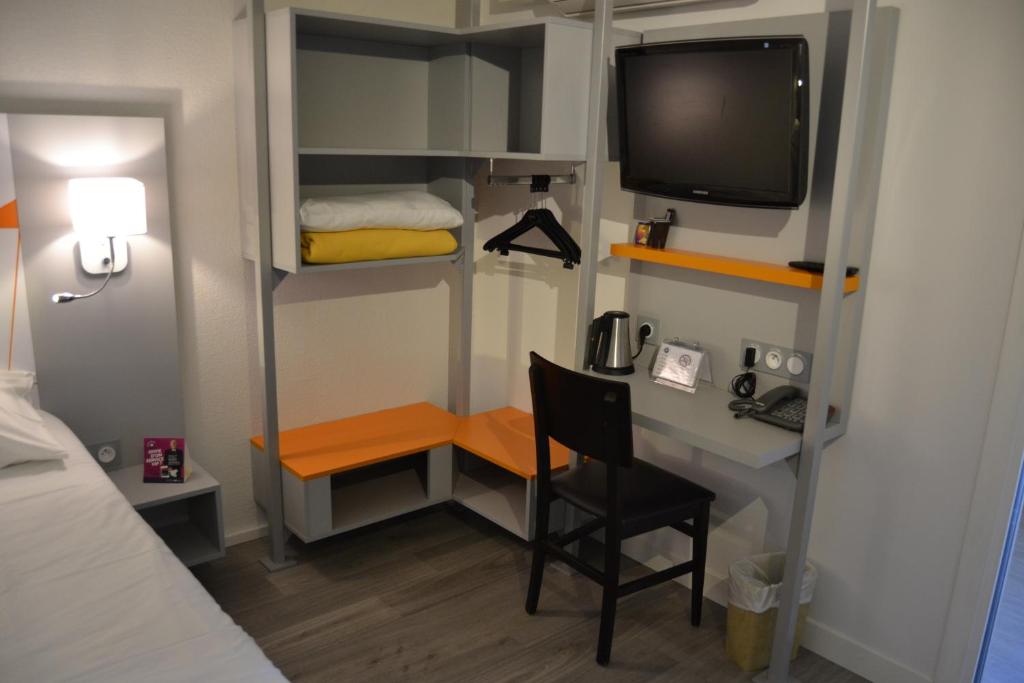 Postel nebo postele na pokoji v ubytování Hotel du Parc Euromédecine by AKENA