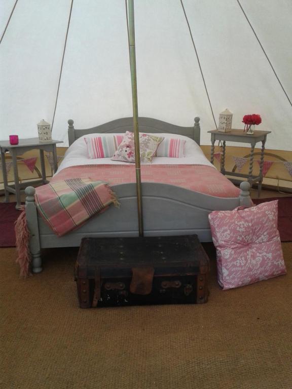 Postel nebo postele na pokoji v ubytování Cefn Crib Glamping