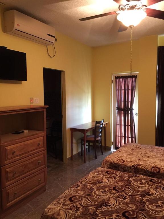 Postel nebo postele na pokoji v ubytování Montecristo Inn