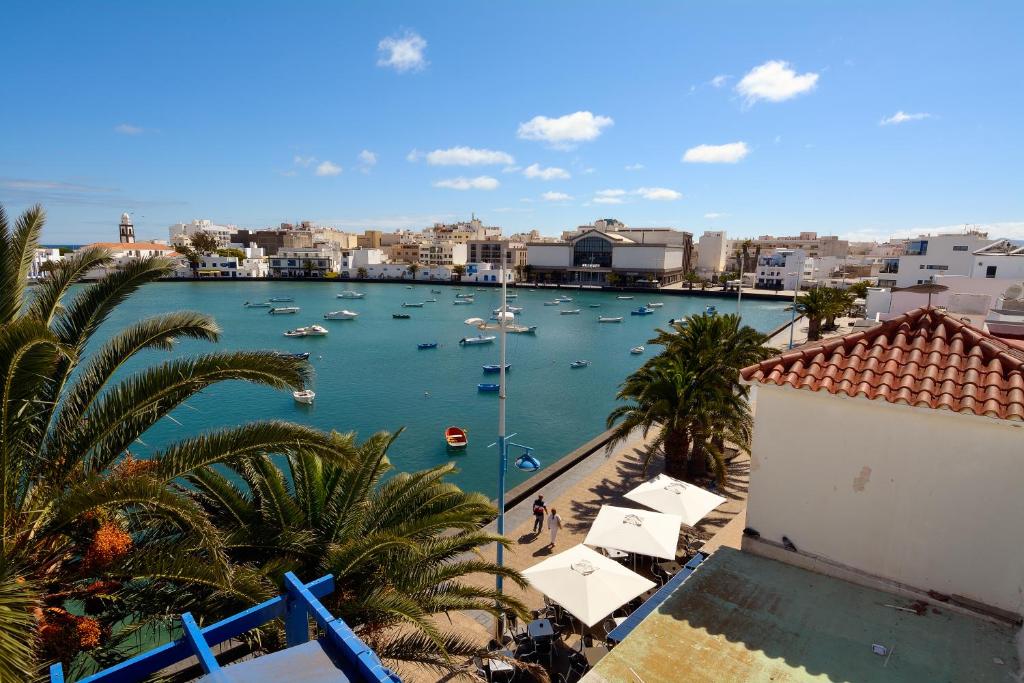 Blick auf einen Hafen mit Booten im Wasser in der Unterkunft Top Charco San Gines Stunning View Lanzarote By PVL in Arrecife