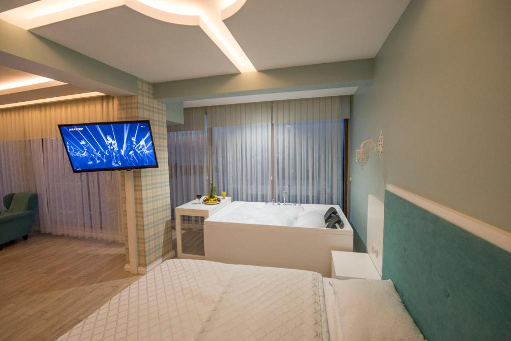 TV a/nebo společenská místnost v ubytování Yildiz Apart Hotel