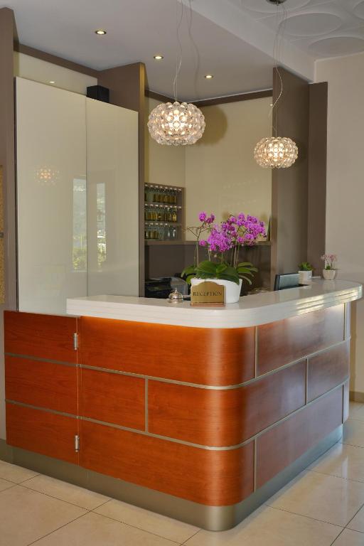 een keuken met een aanrecht met paarse bloemen erop bij Hotel Sole in San Siro