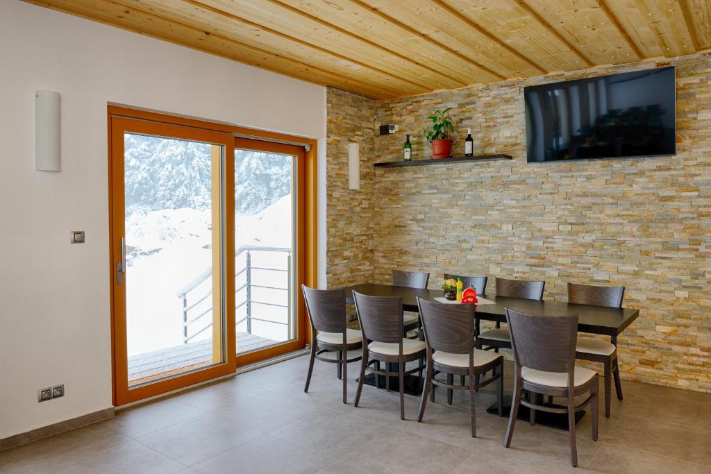 Telewizja i/lub zestaw kina domowego w obiekcie EA Horský Hotel Hájenka