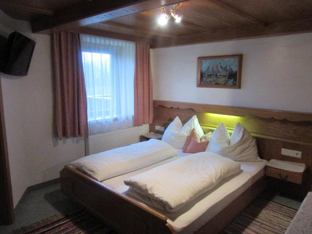 Postel nebo postele na pokoji v ubytování Gasthof Waldrast