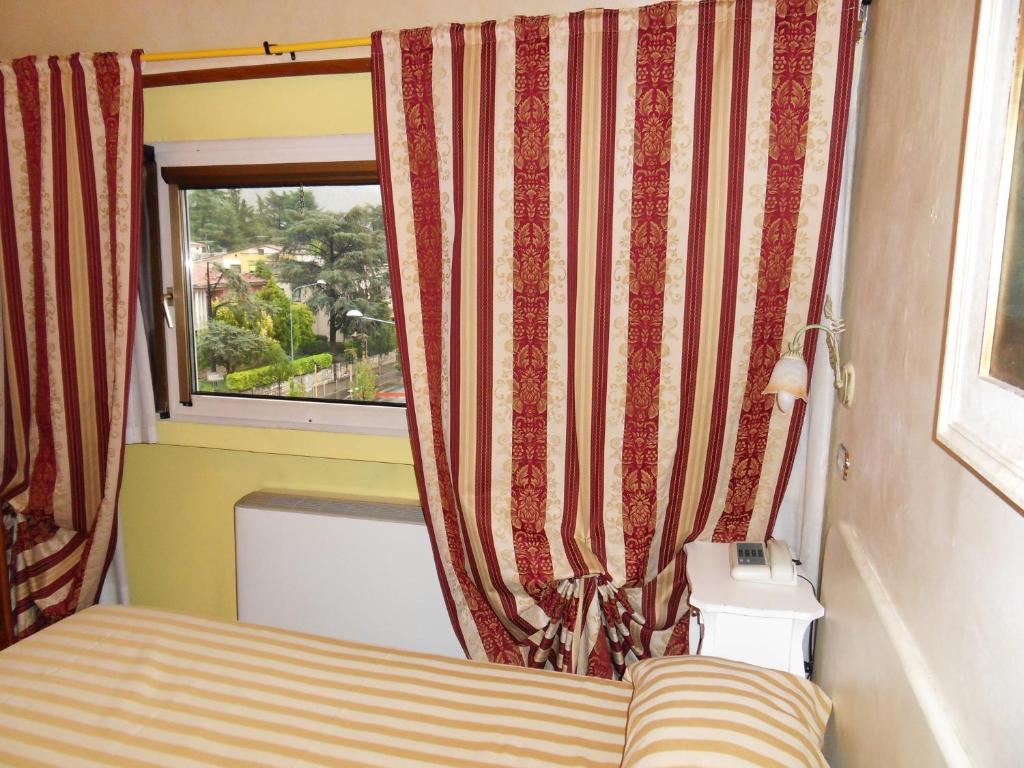 Łóżko lub łóżka w pokoju w obiekcie Ai Ronchi Motor Hotel Brescia