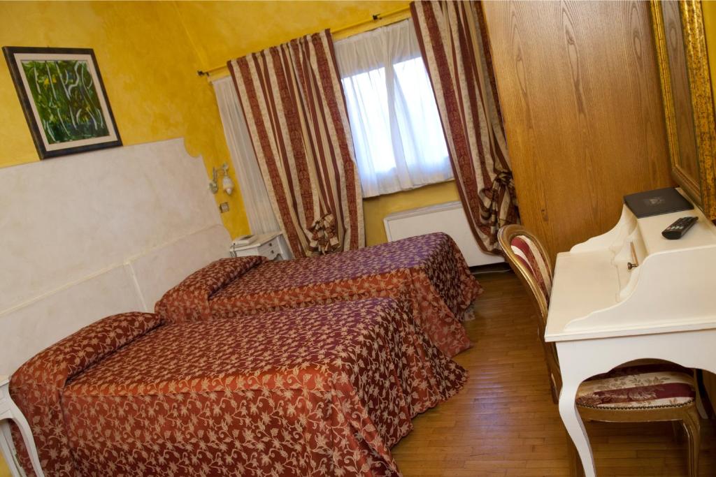 Łóżko lub łóżka w pokoju w obiekcie Ai Ronchi Motor Hotel Brescia