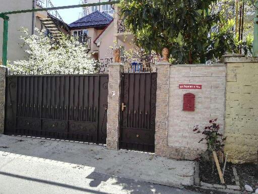 アドレルにあるGuest house Agava Chkalova 15Aの赤い箱を乗せた黒い柵