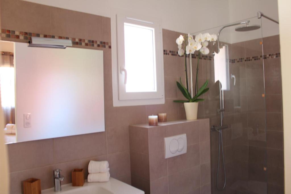 Koupelna v ubytování Villas CALA CORSA - 3 et 4 Chambres - CALA ROSSA Porto-Vecchio - Villas entièrement Climatisées avec Piscine Chauffée partagée et Piscines Privées - Internet gratuit